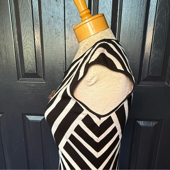 Banana Republic black and white geometric pattern dress Large - Picture 5 of 11